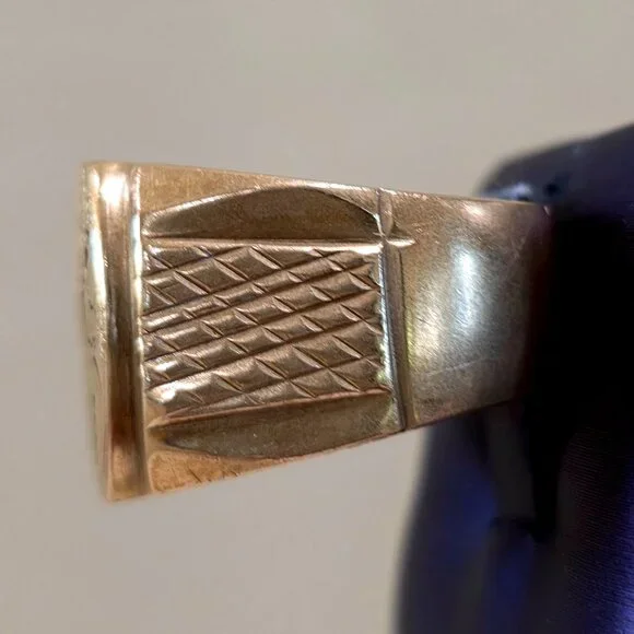 Antique Vintage Signet Men's Ring in Brass Engraved Crest SZ 10.5-10.75 18.7 gm - Picture 3 of 12